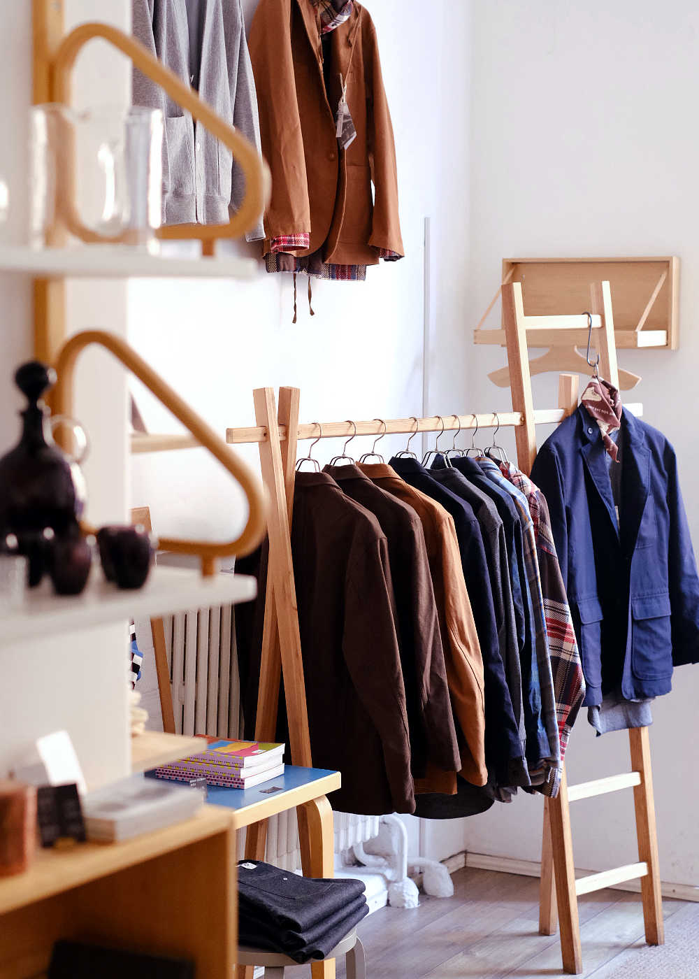CLOTHING & ACCESSORIES