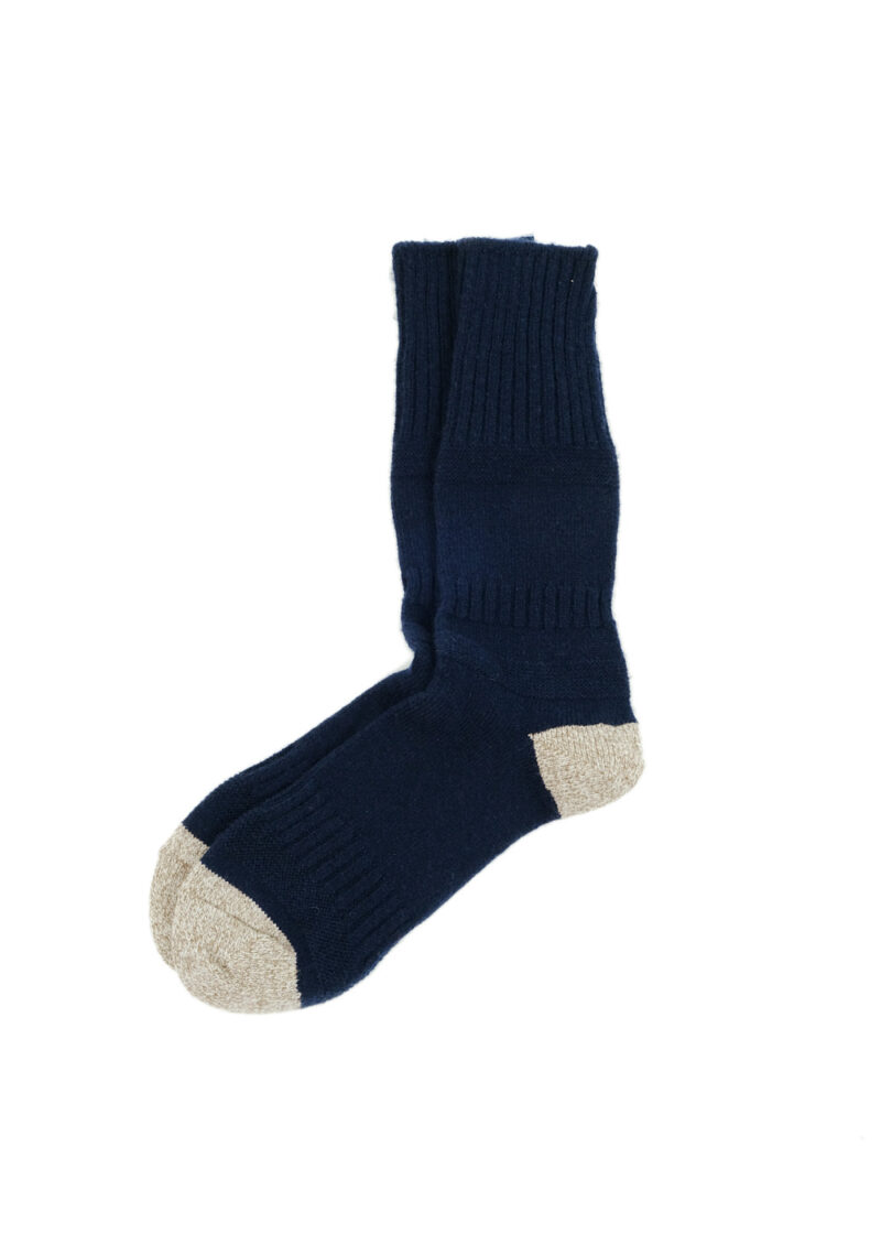 Guernsey Pattern crew socks from ROTOTO. Merino wool as the main material will warm your feet up comfortably. Normal stretch and lengthened in length. For people who want to be unique, still being simple2